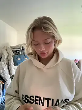 MiraKova – webcam model profile photo Image 17