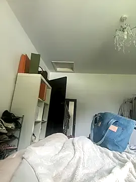 MiraKova – webcam model profile photo Image 3