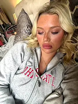 MiraKova – webcam model profile photo Image 4