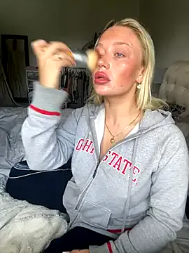 MiraKova – webcam model profile photo Image 8