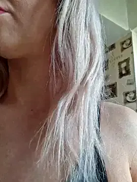 suzuki118 – webcam model profile photo Image 5