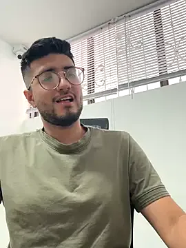 Carine – webcam model profile photo Image 4