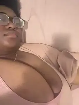 MilaDelays – webcam model profile photo Image 3