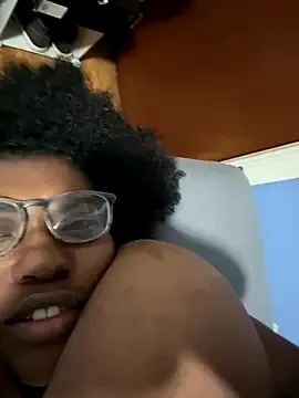 MilaDelays – webcam model profile photo Image 8