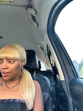 Dolce – webcam model profile photo Image 10