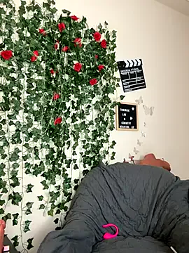 Dolce – webcam model profile photo Image 3