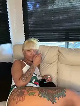 Dolce – webcam model profile photo Image 8