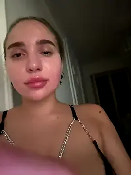 LeyahSummer – webcam model profile photo Image 2