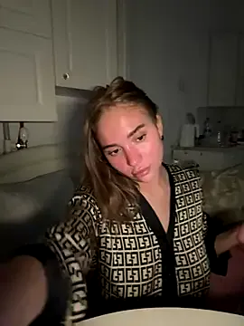 LeyahSummer – webcam model profile photo Image 5