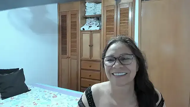 Carine – webcam model profile photo Image 10