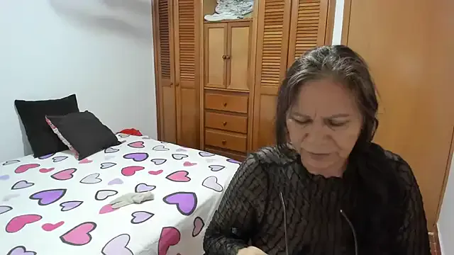 Carine – webcam model profile photo Image 14