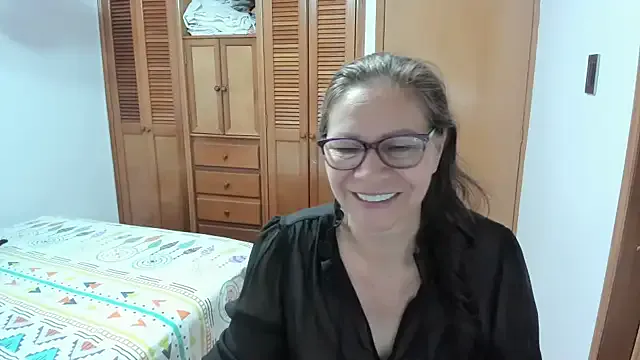 Carine – webcam model profile photo Image 6