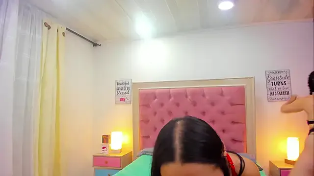 Yelaine – webcam model profile photo Image 4