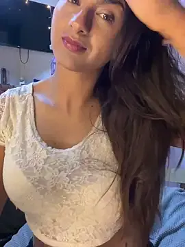 Carine – webcam model profile photo Image 18