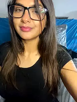 Carine – webcam model profile photo Image 9