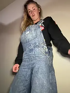 Skyller – webcam model profile photo Image 6