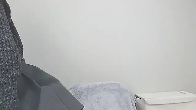 MiraKova – webcam model profile photo Image 2