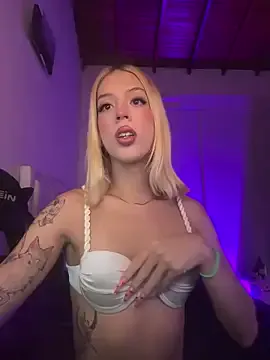 Mia032 – webcam model profile photo Image 2