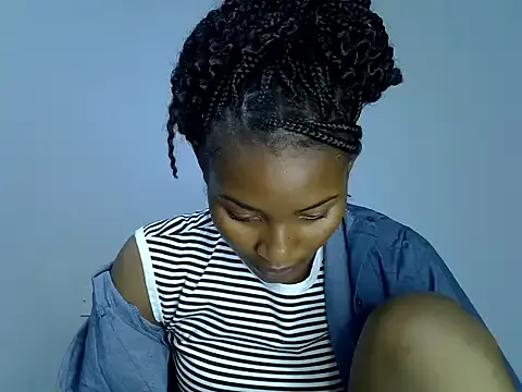 Dolce – webcam model profile photo Image 4