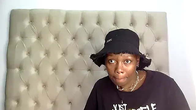 Dolce – webcam model profile photo Image 11