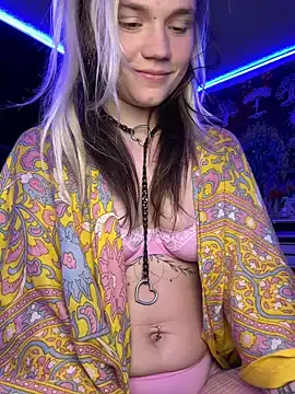 LaraCharm – webcam model profile photo Image 4