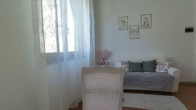 LilaSolace – webcam model profile photo Image 4