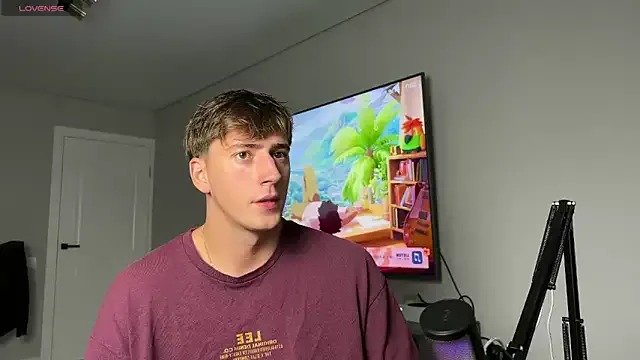 AdeleWood – webcam model profile photo Image 14