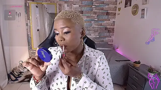 xDinnax – webcam model profile photo Image 13