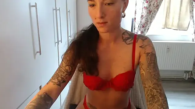 EmiBrow – webcam model profile photo Image 8