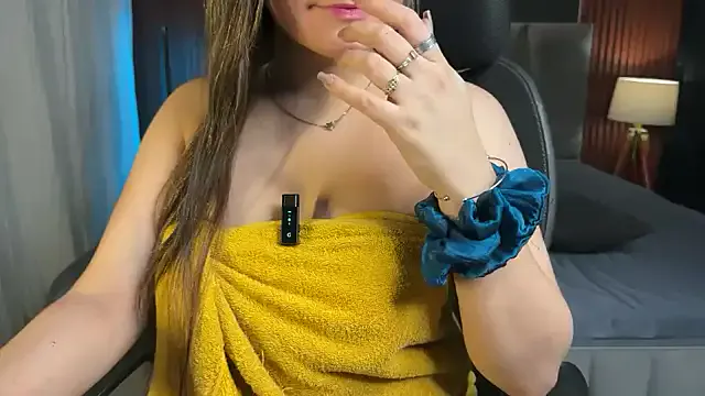 MayaHiper – webcam model profile photo Image 13