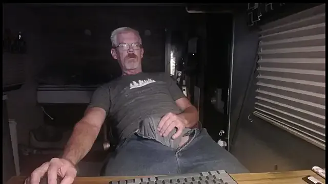 Carine – webcam model profile photo Image 18