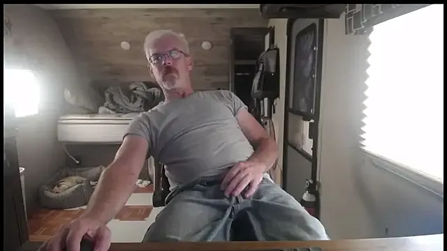 Carine – webcam model profile photo Image 19