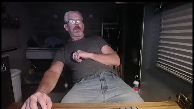 Carine – webcam model profile photo Image 6