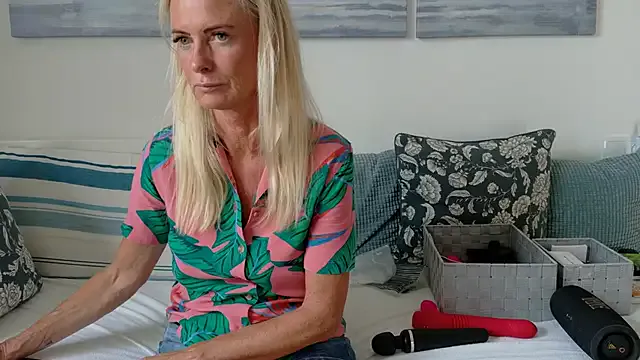 MiraKova – webcam model profile photo Image 6