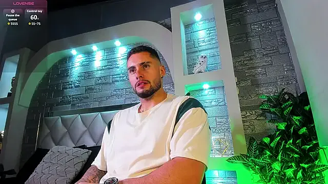 Carine – webcam model profile photo Image 18