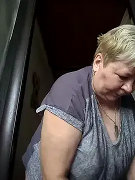 Carine – webcam model profile photo Image 14