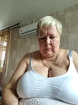 Carine – webcam model profile photo Image 16