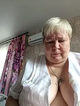 Carine – webcam model profile photo Image 17