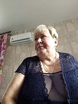 Carine – webcam model profile photo Image 18