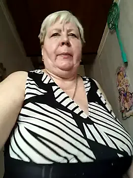 Carine – webcam model profile photo Image 19