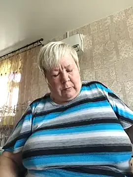 Carine – webcam model profile photo Image 5