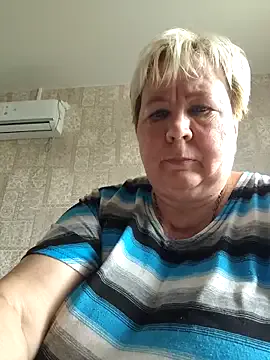 Carine – webcam model profile photo Image 6