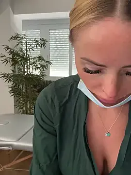 LeyahSummer – webcam model profile photo Image 4