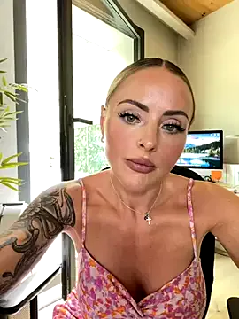 LeyahSummer – webcam model profile photo Image 9