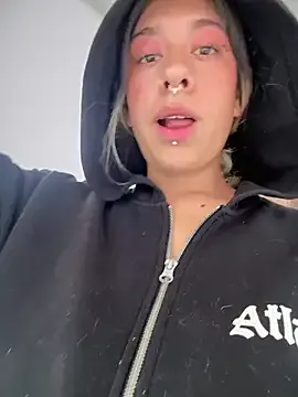 LeyahSummer – webcam model profile photo Image 5