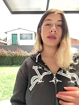 LeyahSummer – webcam model profile photo Image 8