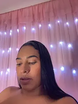 LeyahSummer – webcam model profile photo Image 7