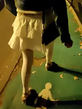 Carine – webcam model profile photo Image 11