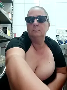 MiraKova – webcam model profile photo Image 3