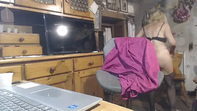 LeyahSummer – webcam model profile photo Image 17